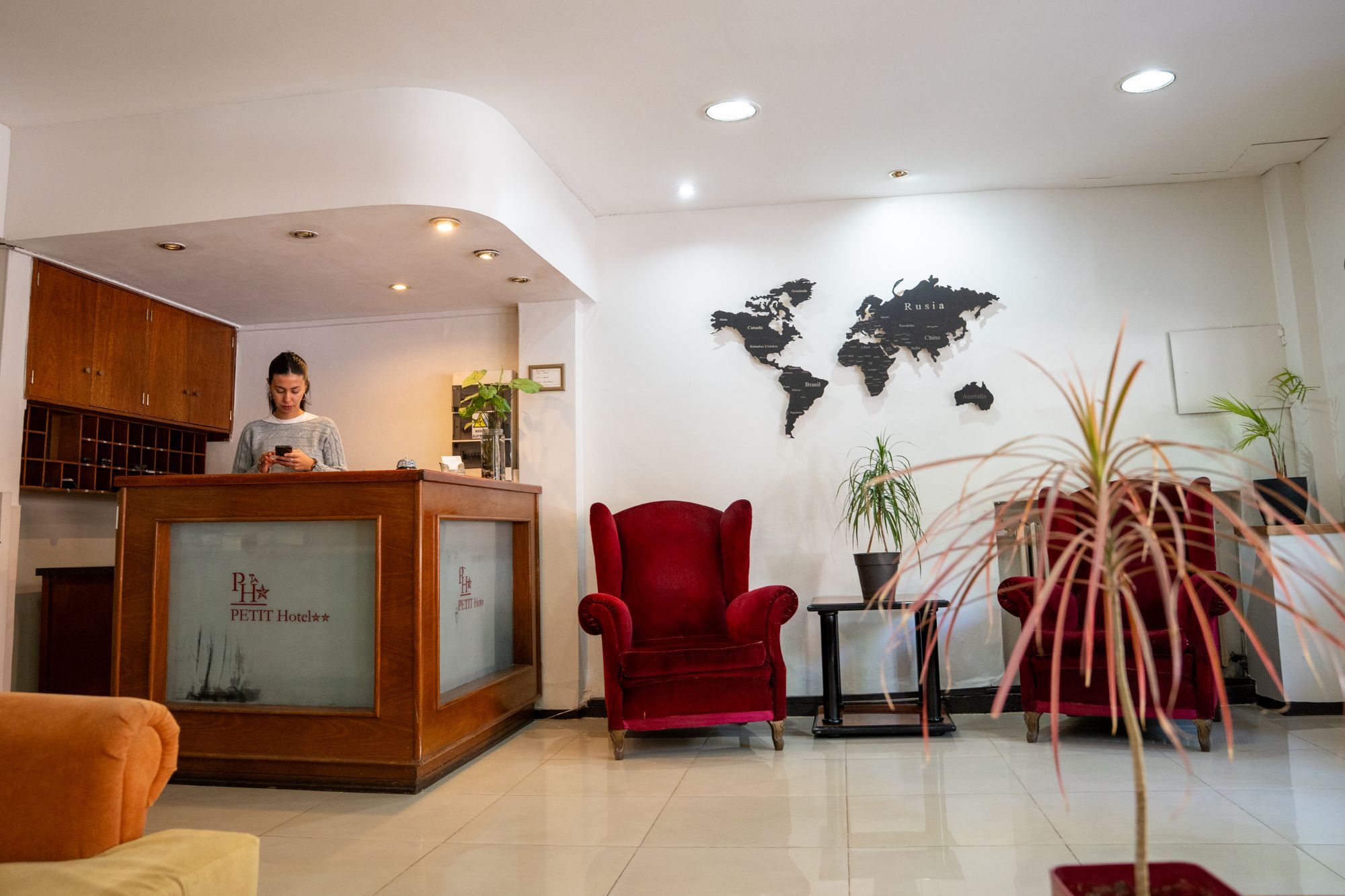 Exterior e ingreso del Hotel Petit Mendoza en el centro de la ciudad